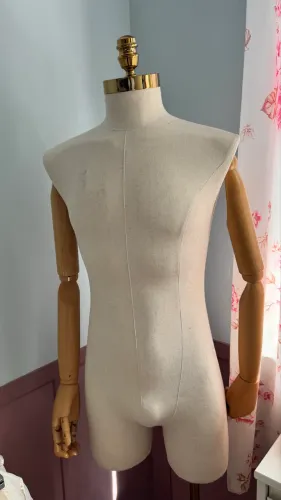 Manequim Masculino Premium Braços Articulados Madeira Base Dourada