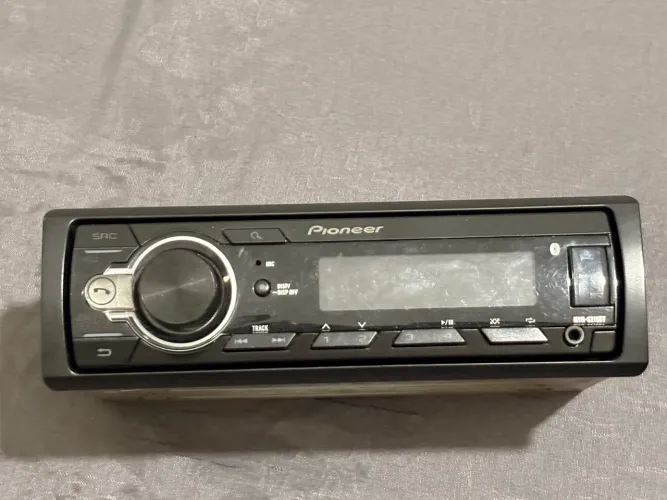 Pioneer MVH S218BT automotivo preto de 23W