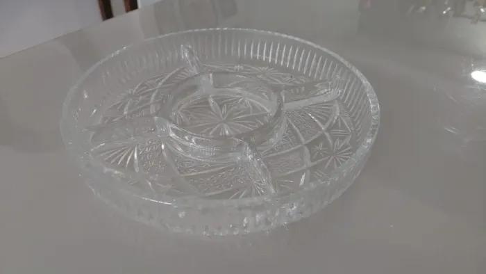 Petisqueira de Cristal Lapidado com Divisórias, 24 cm de Diâmetro