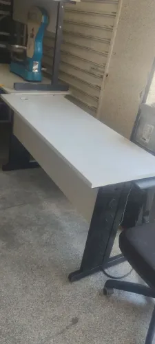 Mesa de escritório sem gaveta