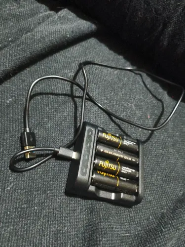 Carregador de Pilhas Enercell + 4 Pilhas Fujitsu Premium