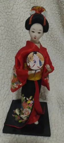 Boneca japonesa gueixa em perfeito estado.