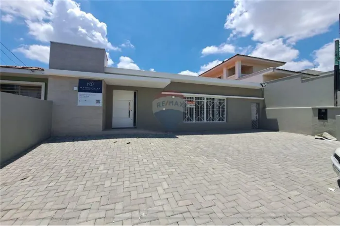 REMAX aluga Casa Comercial 220 m², com recepção ampla, 08 salas, 4 vagas, acessibilidade,