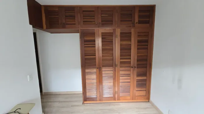 Guarda-roupa todo em Mogno