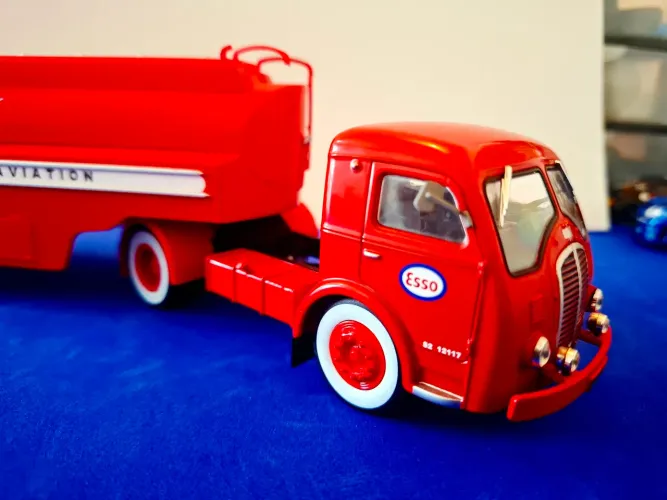 Miniatura Caminhão tanque Esso na escala 1:43 IXO