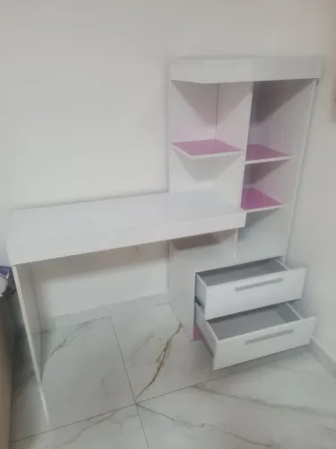 Escrivaninha branca e rosa