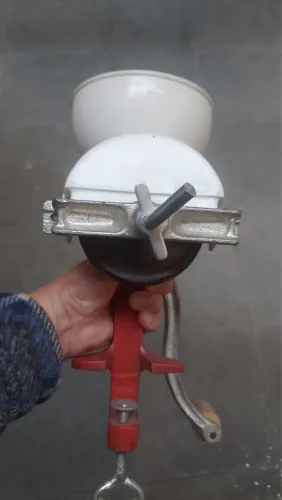 Moedor de grãos em ferro
