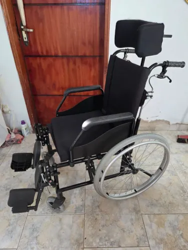 CADEIRA DE RODAS JAGUARIBE COM APOIO DE PERNAS.