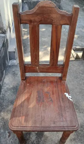 Vendo cadeira em madeira de lei - R$ 50,00