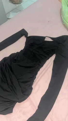 Vestido preto da shein com recortes