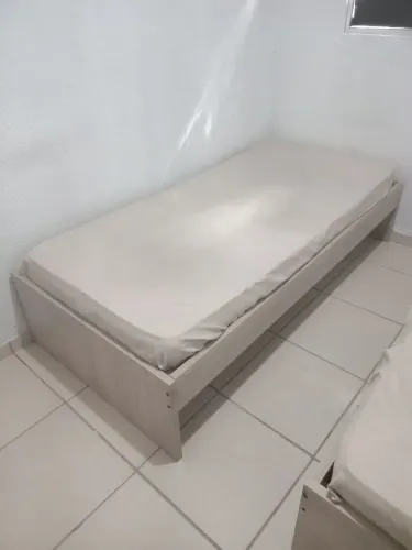 CAMA DE SOLTEIRO MDF. , UMA PENTEADEIRA COM ESPELHO.