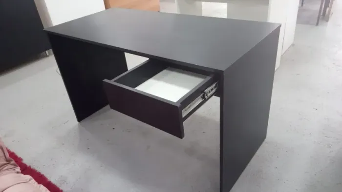 MESA COM GAVETA PRETA PARA ESCRITÓRIO