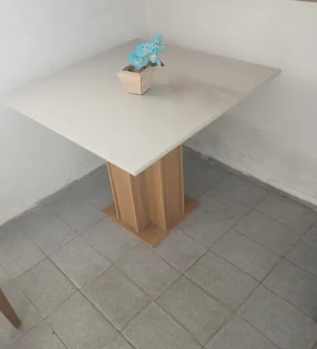 MESA COM TAMPÃO DE VIDRO