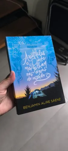 Livro Aristóteles e Dante mergulham nas águas do mundo 