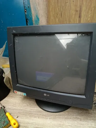 Monitor de tubo 17 polegadas LG funcionando 