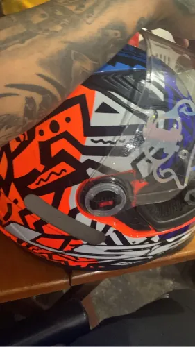 Vende se capacete
