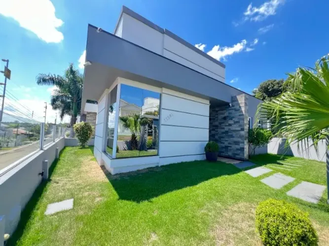 Casa de esquina com piscina aquecida à venda no Presidente Médici