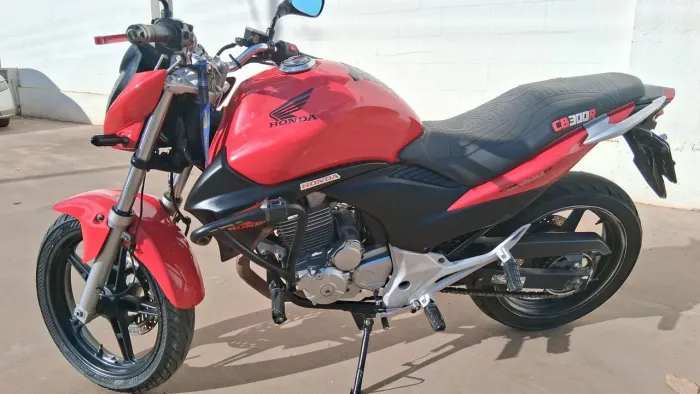 VENDO MOTOCBR300R SEMI-NOVA R$11.000 BAIXÍSSIMA KILOMETRAGEM 63.000 KM EMDIA P/ TRANSFERIR