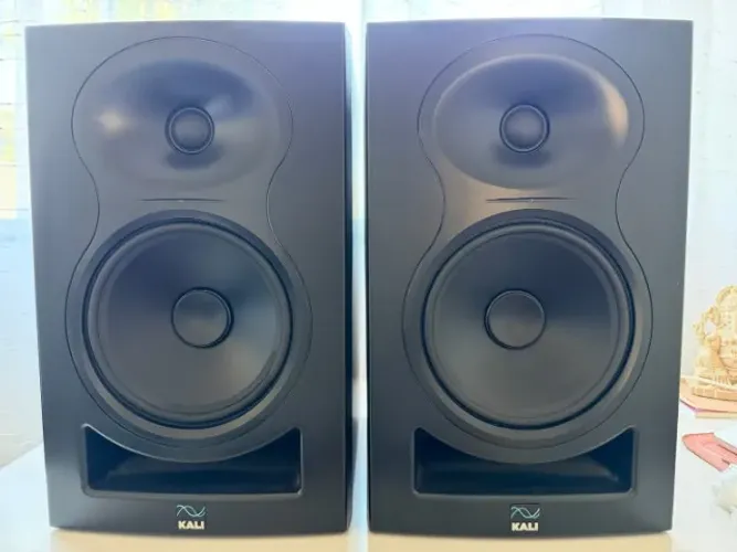 Par de Monitores de Áudio Kali Audio LP-6 Impecáveis / Estado de Novo
