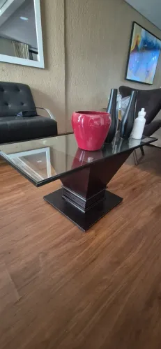 Mesa de Centro com Tampo de Vidro e Base em Madeira