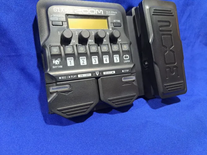 Pedaleira Zoom G1X Four