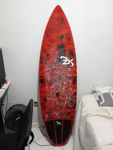 Prancha de surf vermelha semi nova