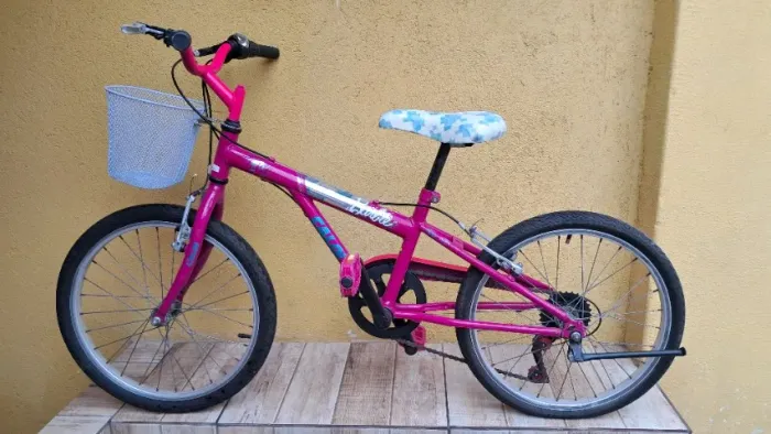 Bicicleta Caloi da Barbie Aro 20 Cor de Rosa com Cestinha em Ótimo Estado