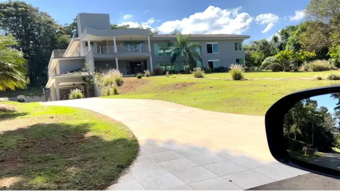 Casa de condomínio para aluguel possui 1300 metros quadrados com 6 quartos
