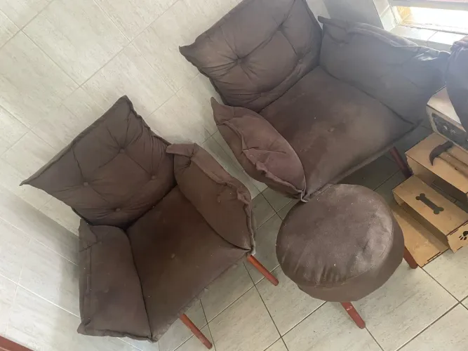 2 poltronas com banquinho