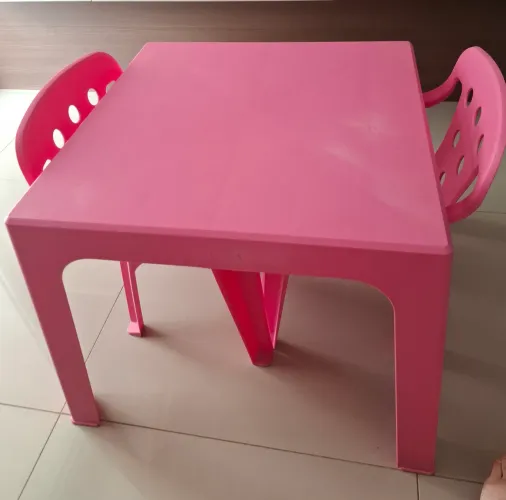Jogo de mesa infantil de plástico com 2 cadeiras da marca MOR