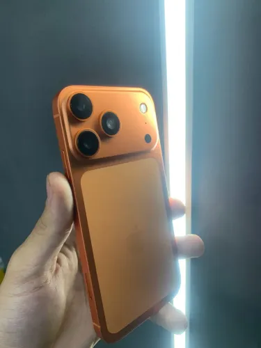 iPhone XR na carcaça laranja 