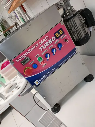 Máquina de fazer salgados.