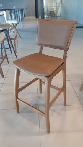 BAQUETA 70CM ALTURA EM COURÍSSIMO E MADEIRA.