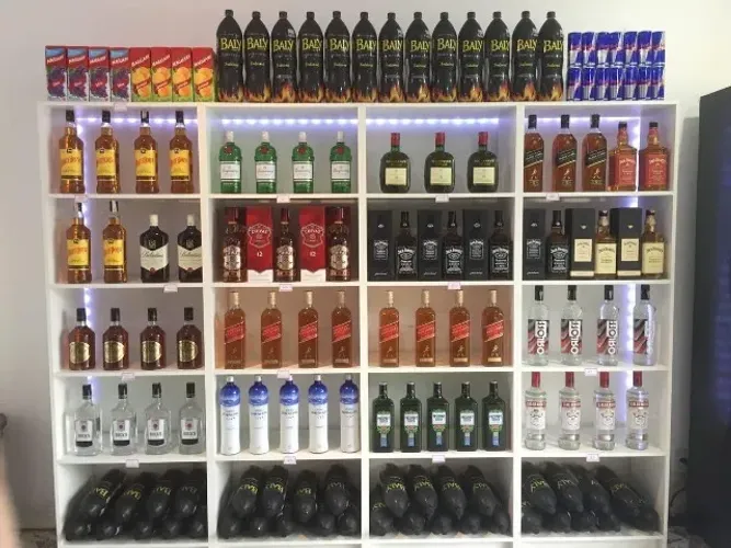 Prateleiras de loja e balcão 