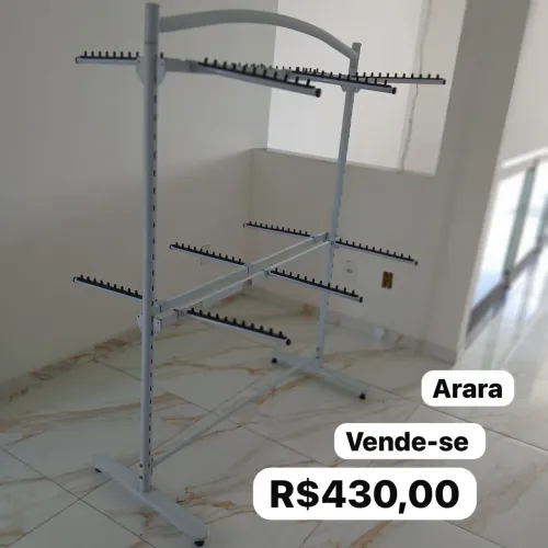 Arara expositora de roupas e acessórios 
