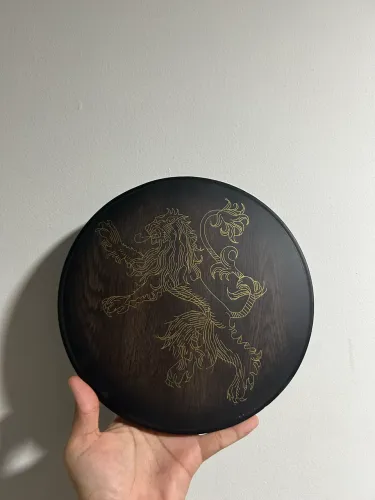 Quadro Decorativo Leão Lannister - Game of Thrones | Gravura Dourada em Madeira