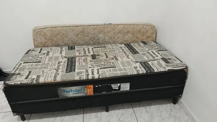 Cama de solteiro c colchão acoplado