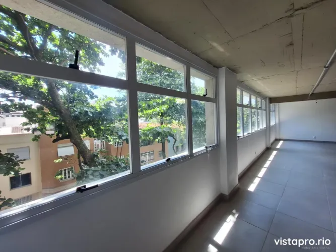 Andar comercial ao lado do Rio Design Leblon