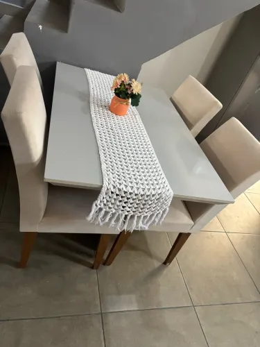 Mesa de Jantar + 4 Cadeiras