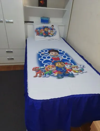 Jogo de cama infantil com cortina temática Patrulha Canina e Carros
