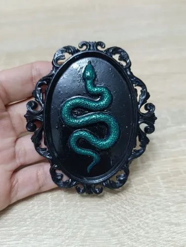 Mini placa decorativa cobra verde gótico pintada a mão