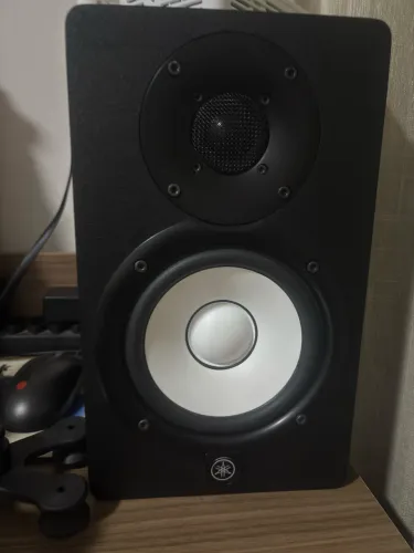 1 Monitor yamaha HS5 na caixa 127V