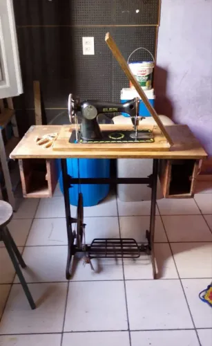 Vendo máquina de costura antiga Elgin