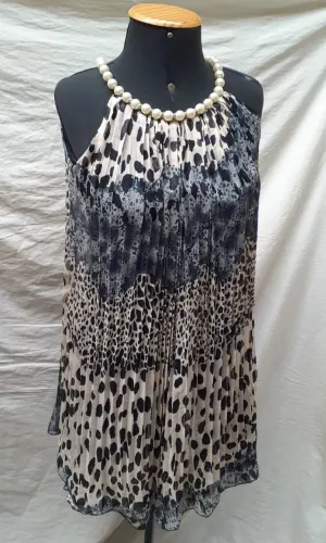 Vestido plissado estampa animal print com colar pérolas g
