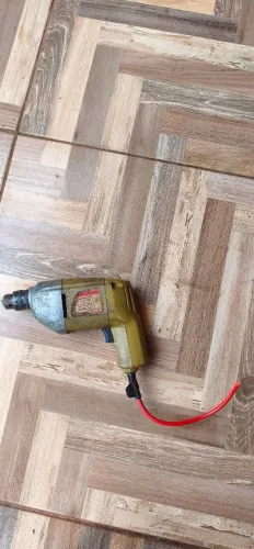 Furadeira vintage retrô Black e Decker 7104 antiga 