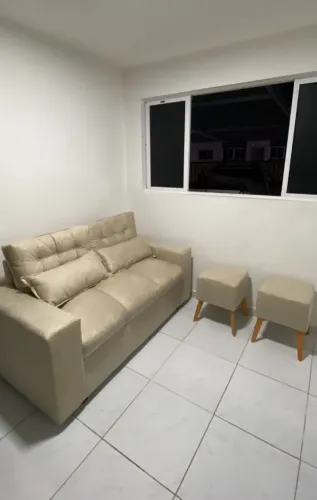 Kit sofá 3 lugares com 2 pufes retrô 2 almofadinhas!
