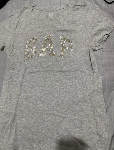 Camiseta Gap Cinza com Paetê Dourado