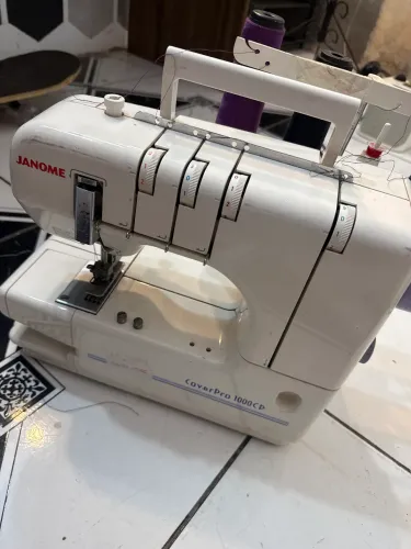 Máquina de costura galoneira Janome