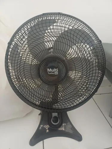 Vendo ventilador de mesa Multi Turbo 40, 127 V, na cor preta