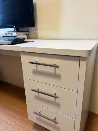 Mesa para Escritório/Home Office Branca com Gaveteiro - Excelente Estado